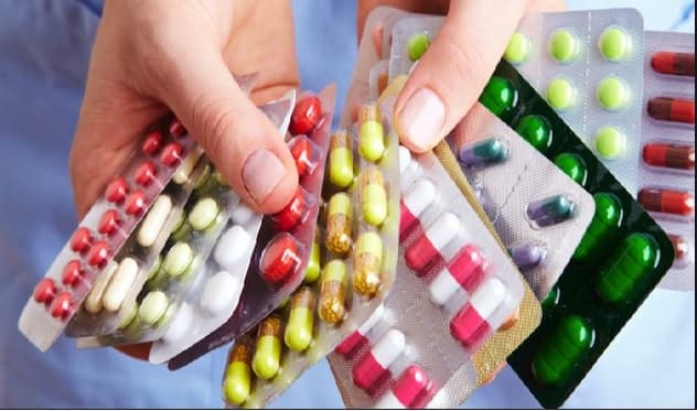 Étagères de pharmacie avec boîtes de médicaments