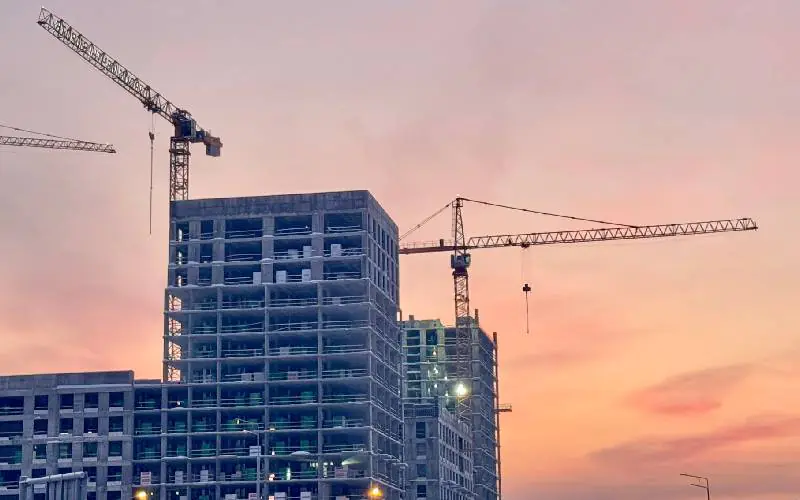 Chantier de construction avec grue
