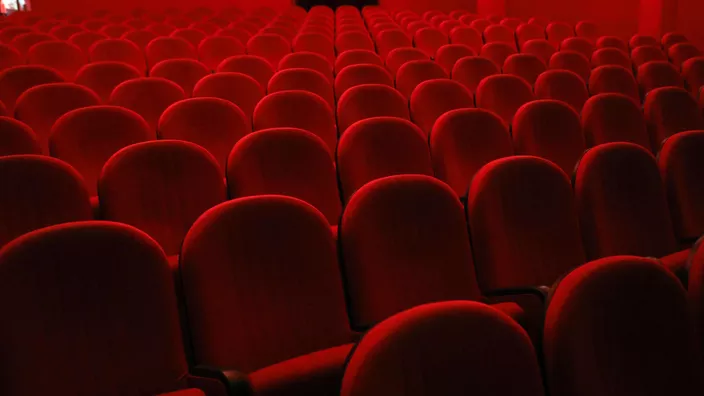 Salle de cinéma vide avant une projection