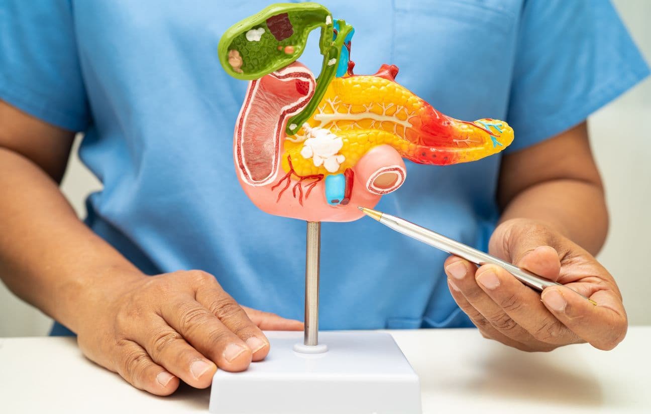 Chercheur en laboratoire manipulant des échantillons